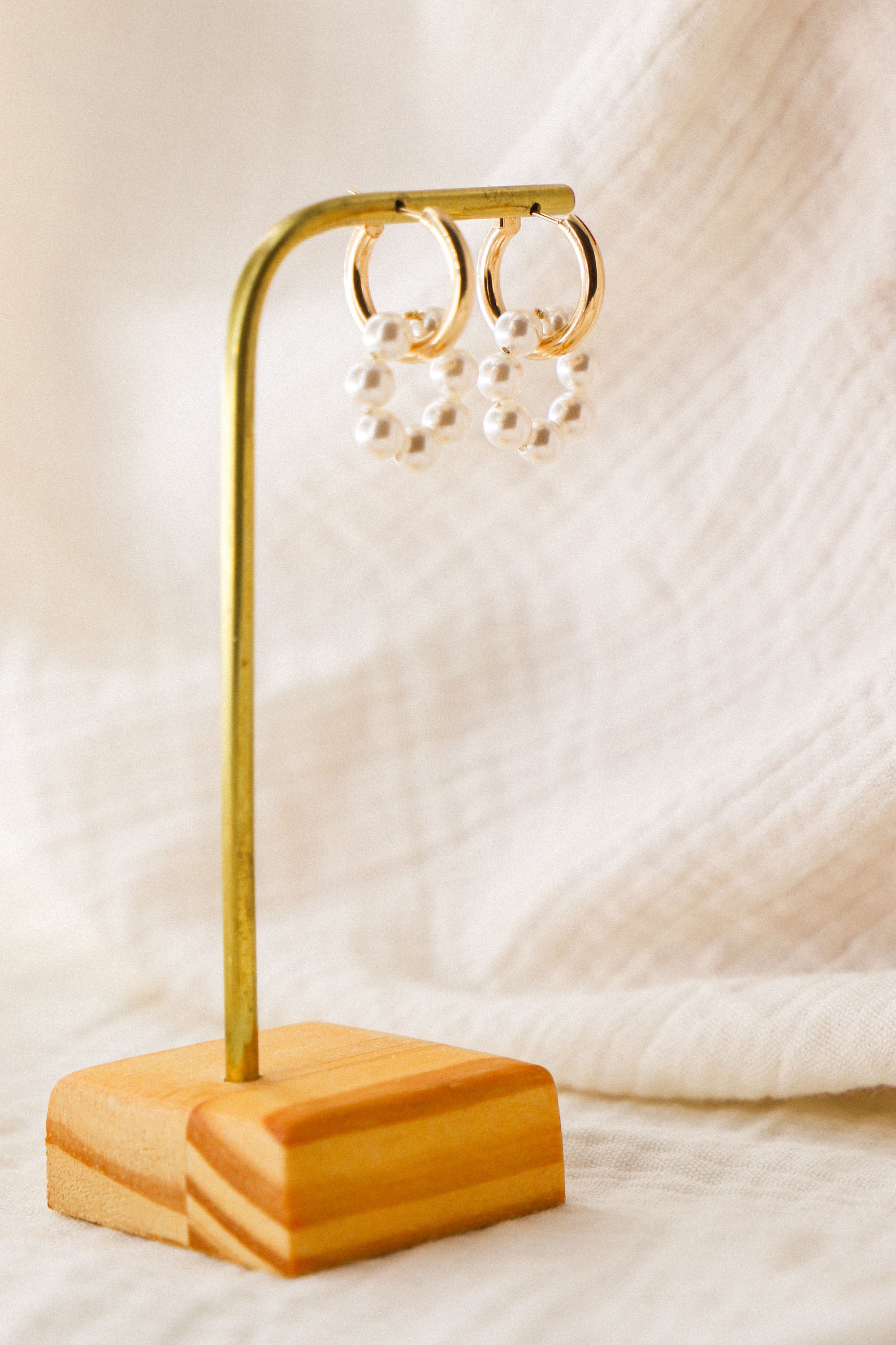 Boucles d'oreilles Jade composées d'une créole et d'un anneau perlé de type nacre.