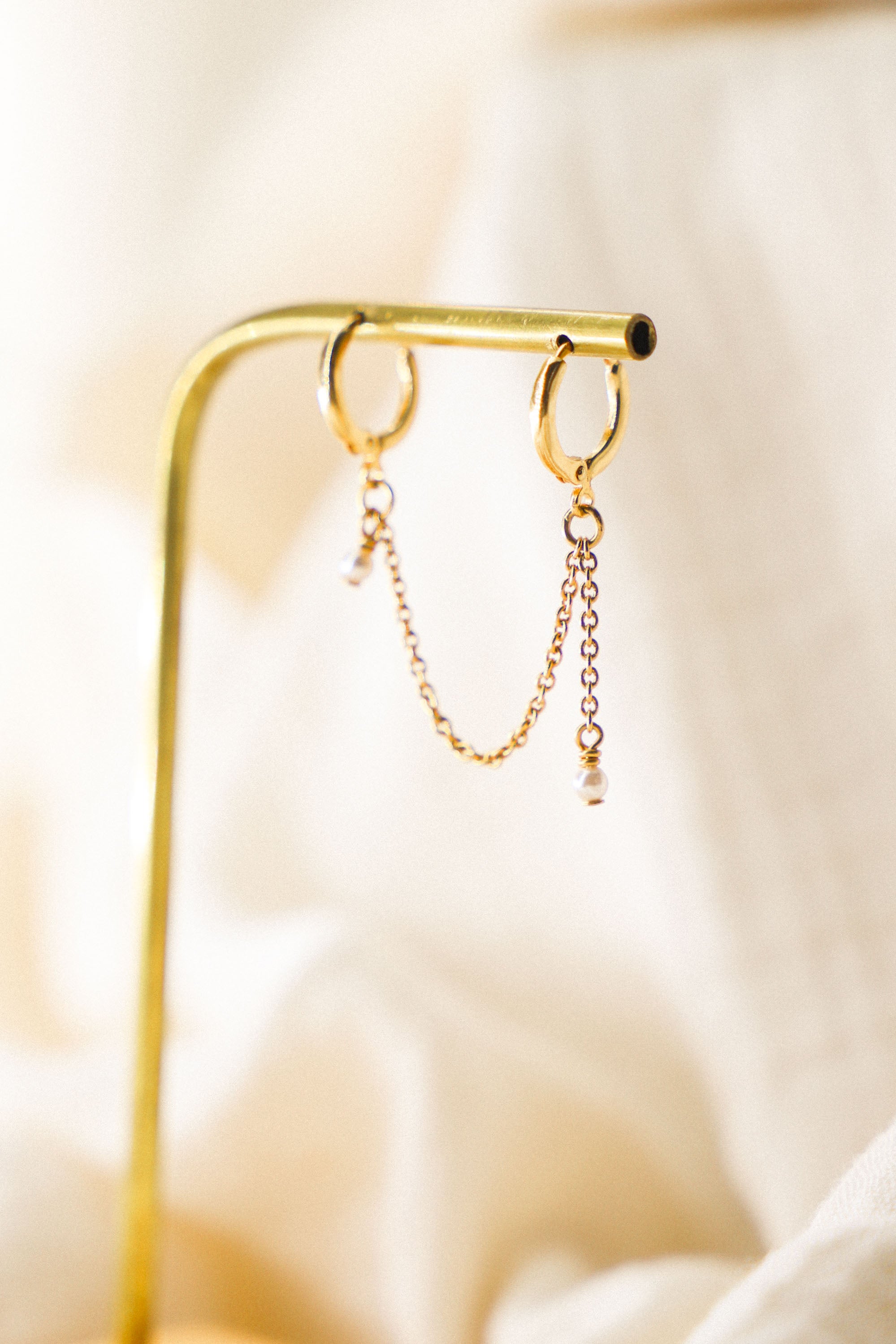 Boucles d'oreilles Lou doubles avec deux petites perles nacres.