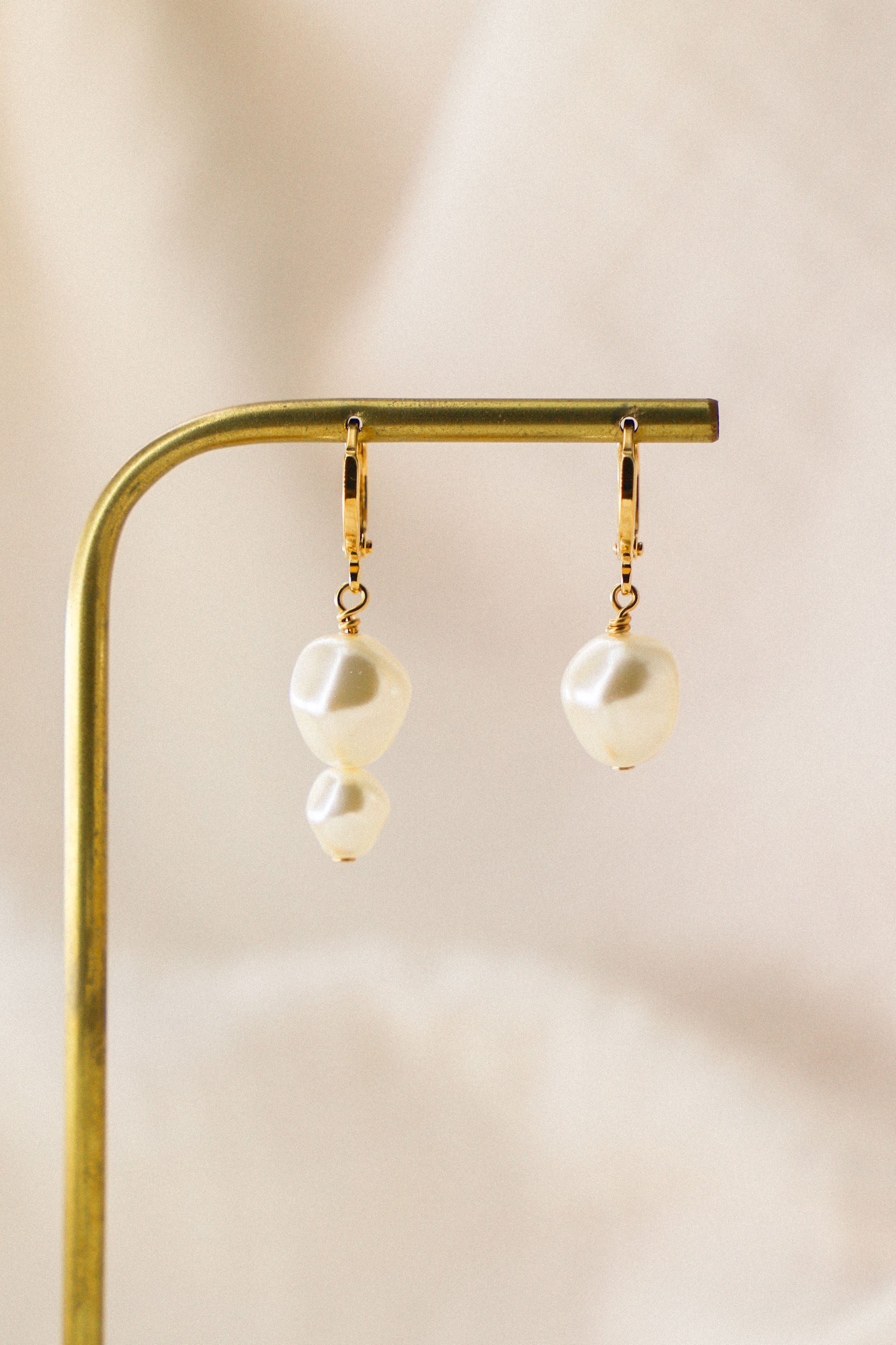 Boucles d'oreilles Rome asymétriques avec perles nacres. Plaqué or 24 carats.