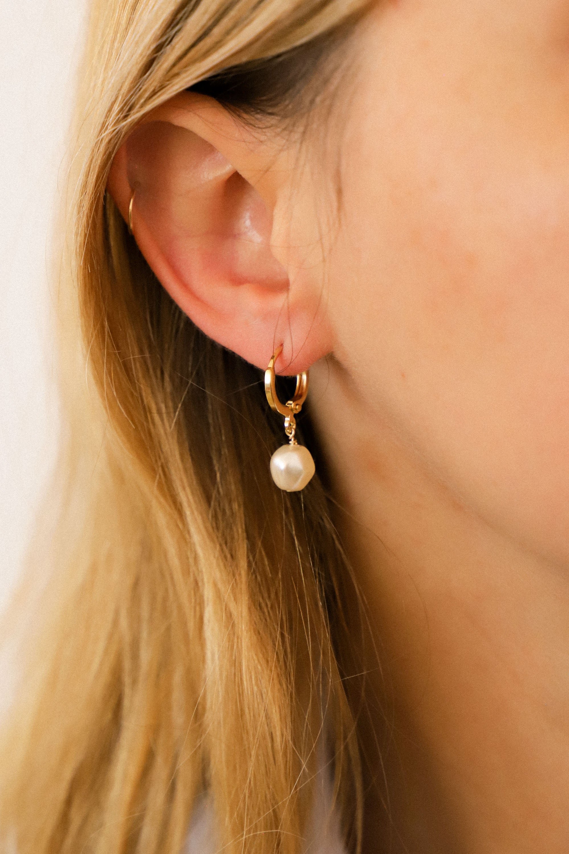 Boucles d'oreilles Romy constituées d'une petite perle nacre.