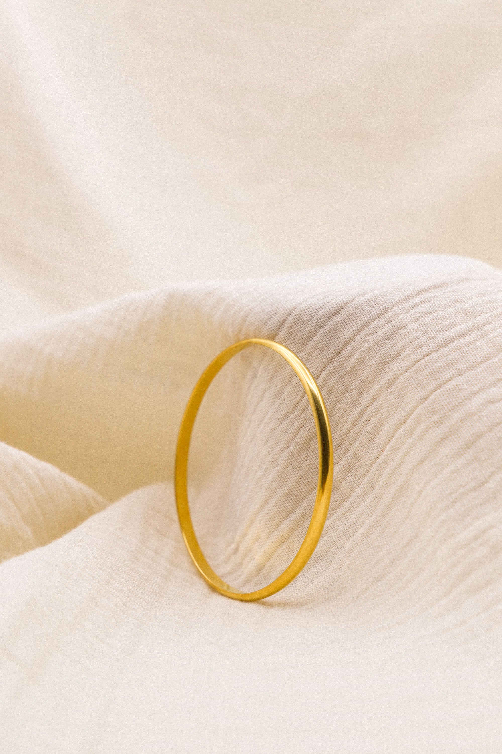 Bracelet Hortense, un jonc plaqué or 24 carats.