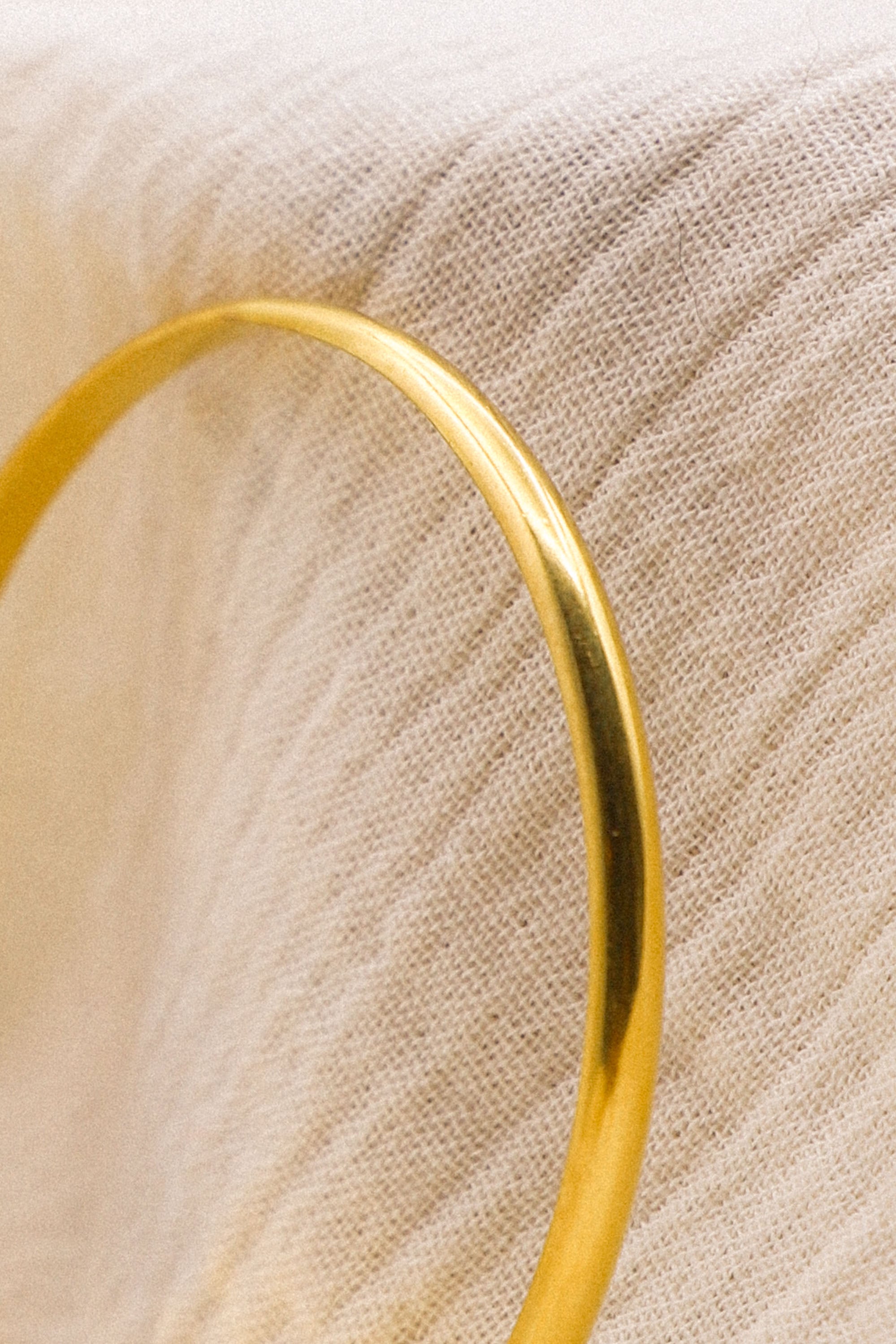 Bracelet Hortense, un jonc plaqué or 24 carats.