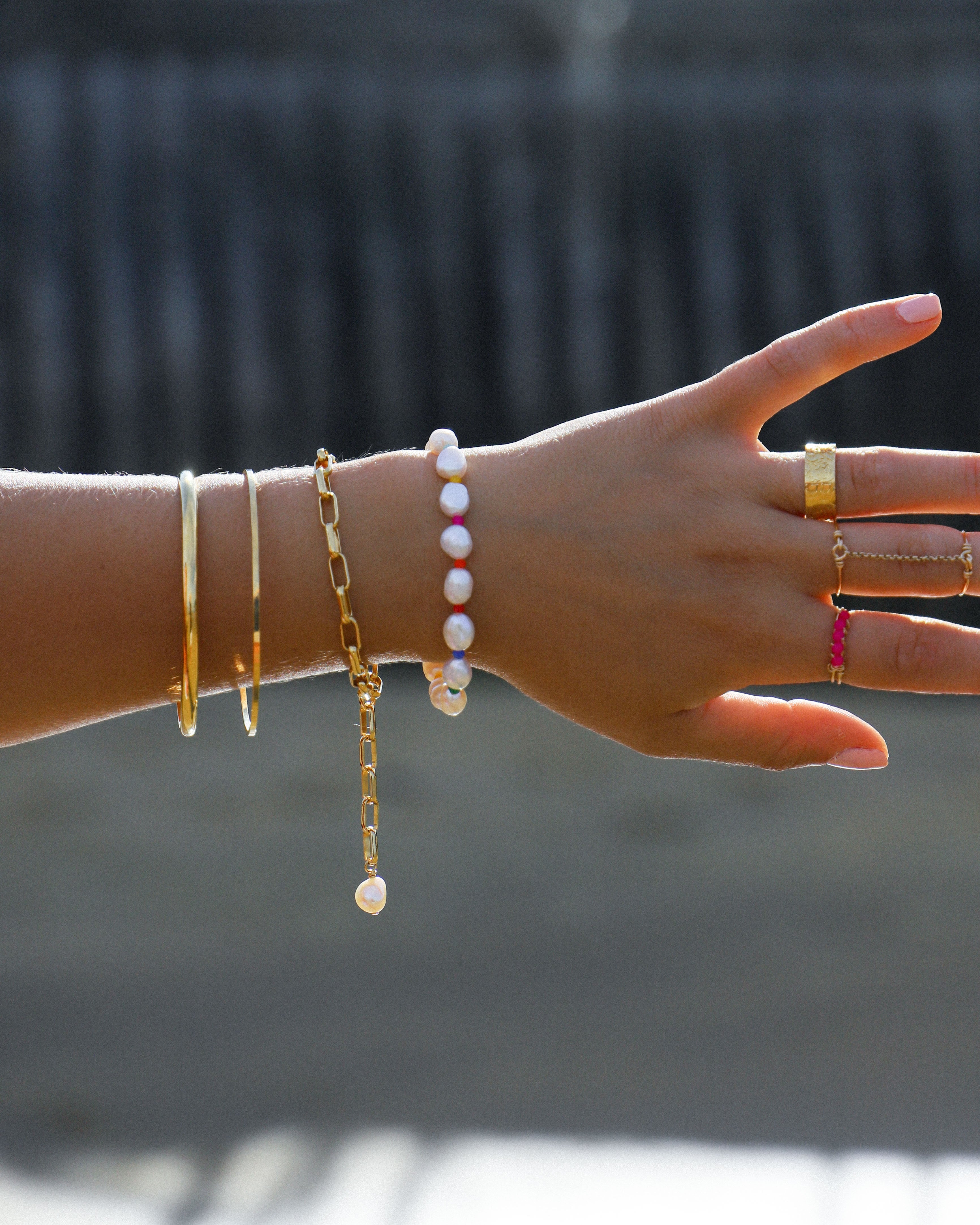 Bracelet Hortense, un jonc plaqué or 24 carats.