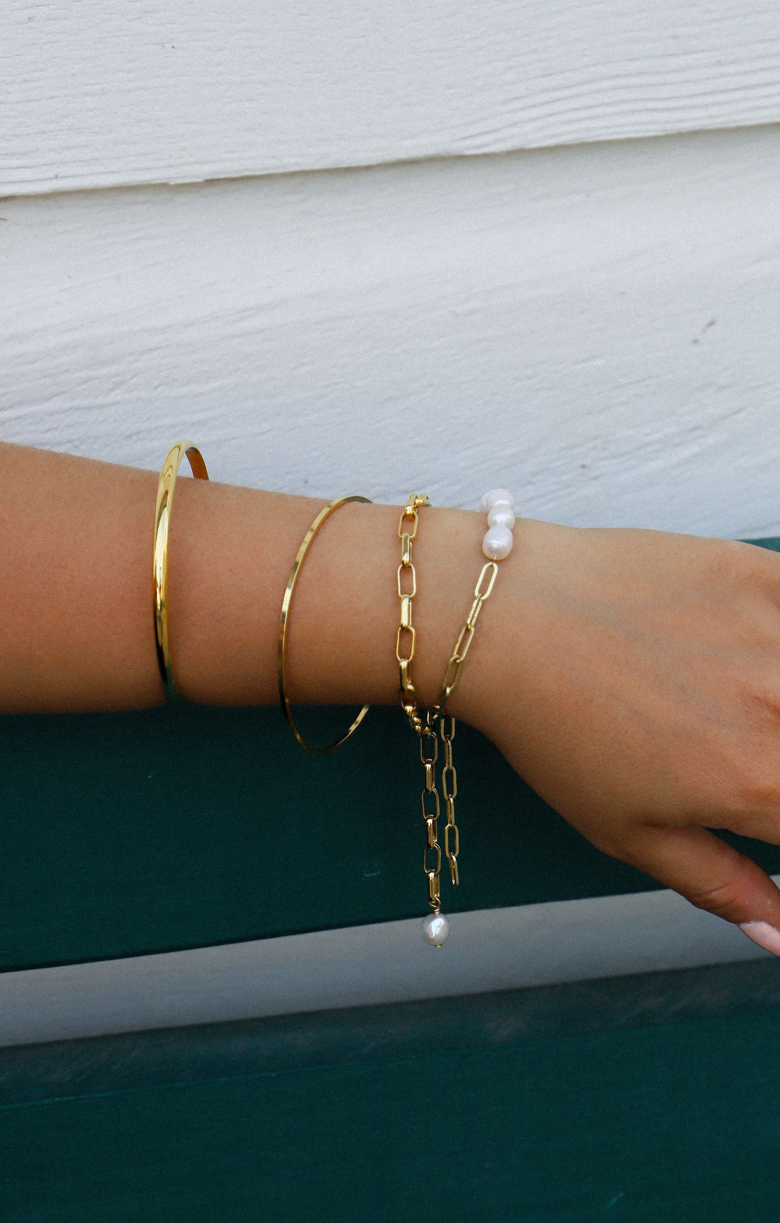 Bracelet Gabrielle, un jonc plaqué or 24 carats.