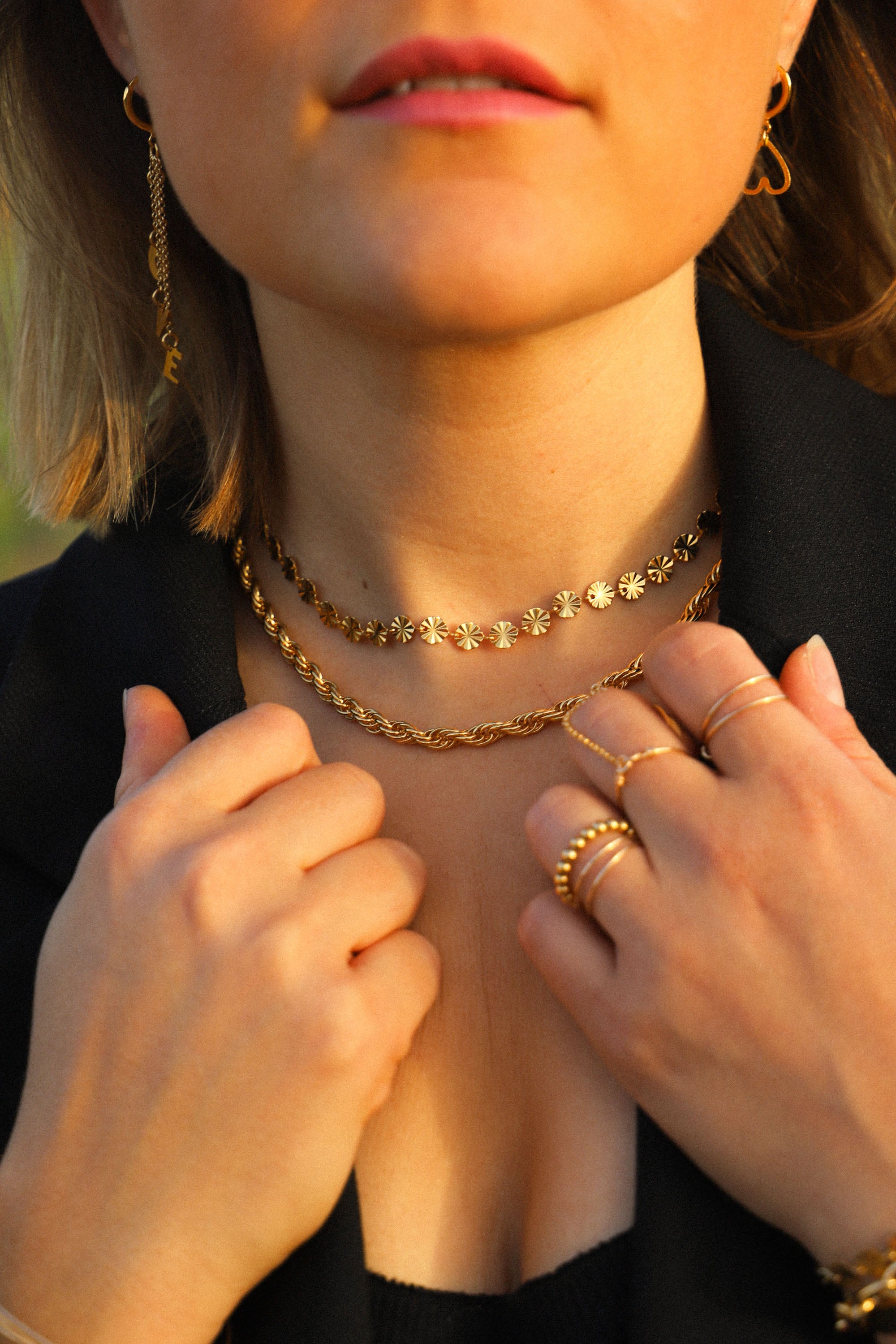 Collier Ivy, ici porté, composé de petits ronds striés. Le tout, plaqué or 24 carats.