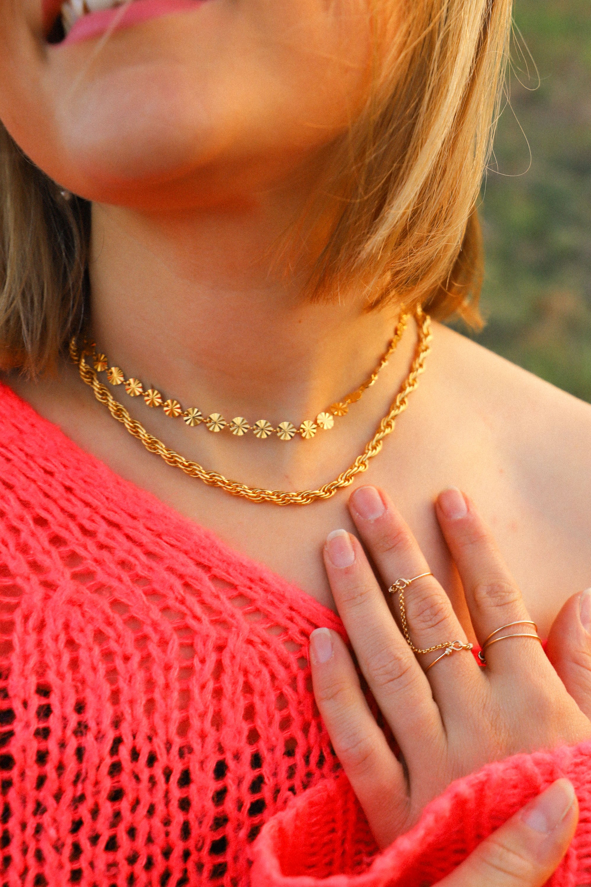 Collier Lily, ici porté, en mailles entrelacées. Le tout, plaqué or 24 carats.