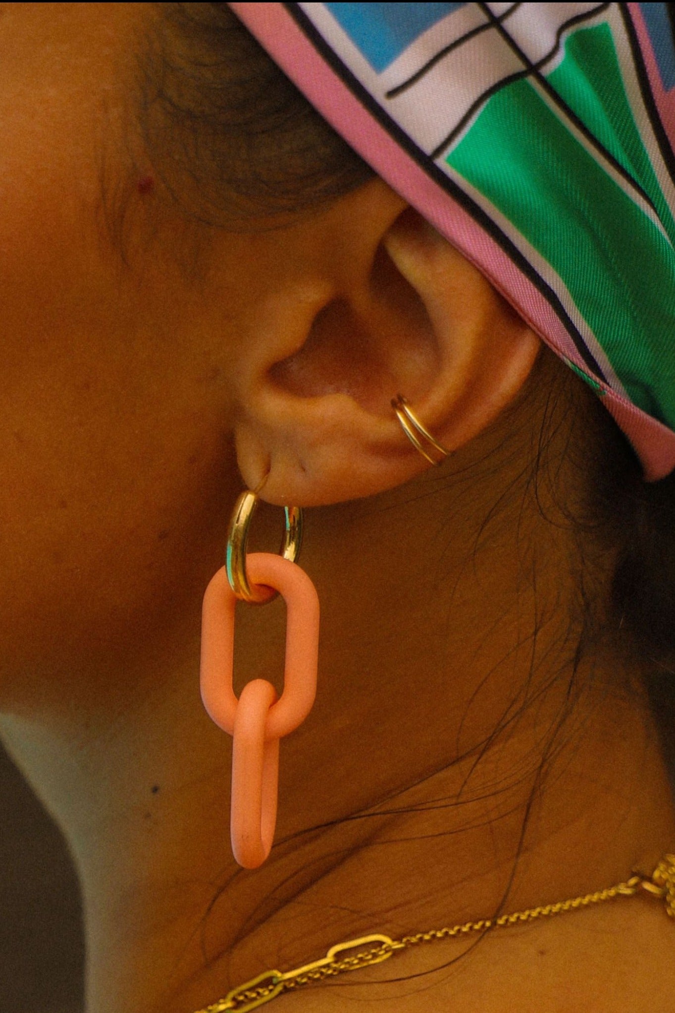 Faux-piercing Musa Mia en laiton goldfilled. Adapté aux oreilles non percées.