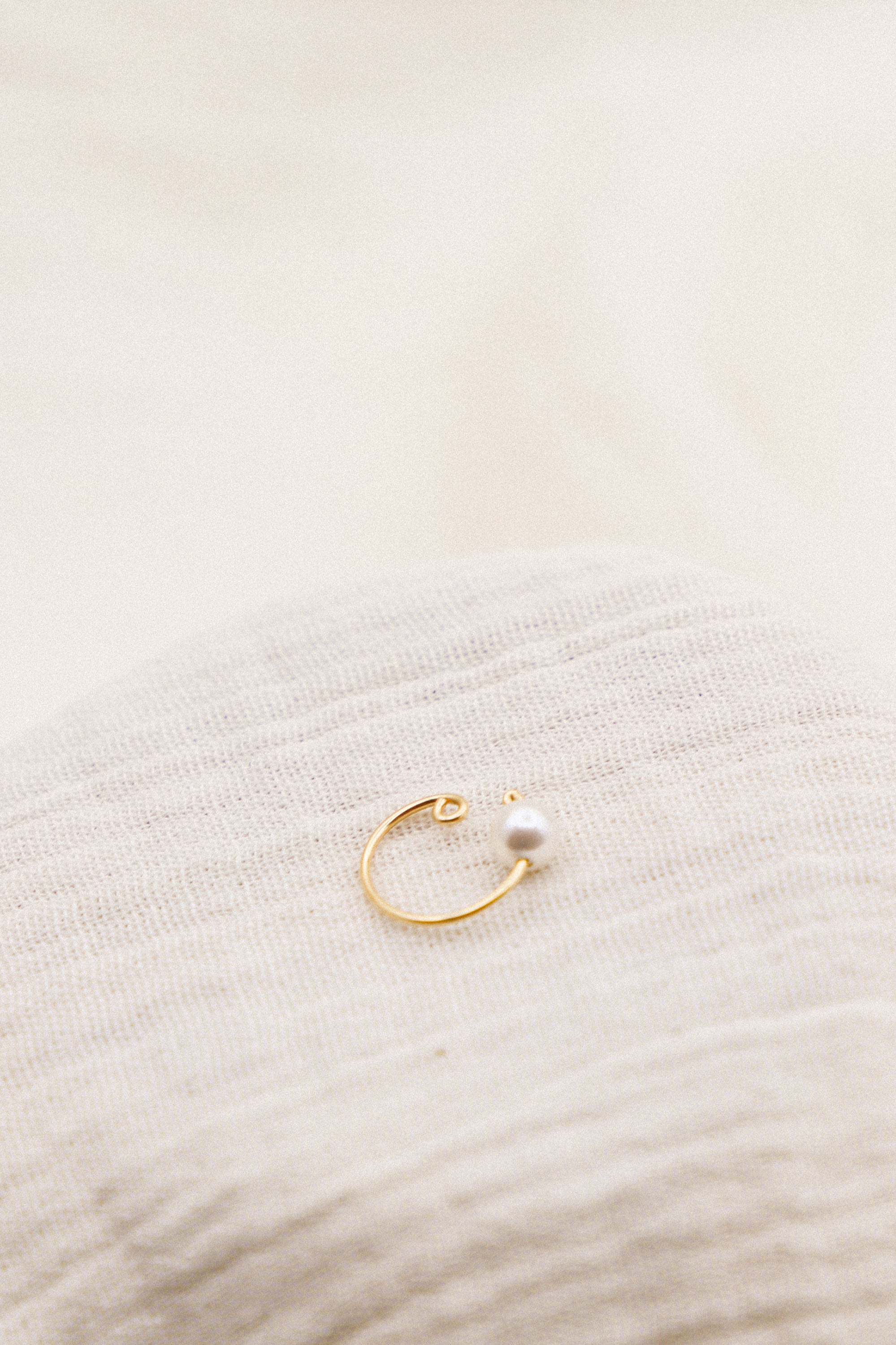 Faux-piercing Lucy avec une perle nacre.