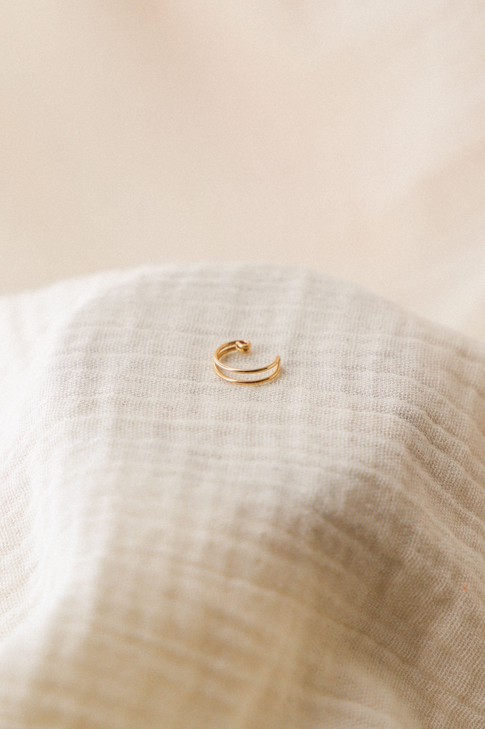 Faux-piercing Musa Mia en laiton goldfilled. Adapté aux oreilles non percées.